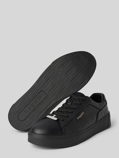 Produktfoto, Sneaker mit Logo-Detail Modell 'Gunter' von bugatti, czarny kolor, zaokrąglony fason, gładka podeszwa, wysokość obcasa w rozmiarze 44: 4 cm, wysokość cholewki w rozmiarze 44: 6 cm, szerokość w rozmiarze 44: 6 cm, sznurowanie, tekstura matowa