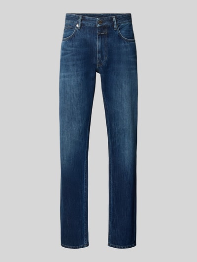 Produktfoto, Straight Fit Jeans aus reiner Baumwolle von Closed in Dunkelblau mit 5-Pocket-Design, Gürtelschlaufen, Knopf- und Reißverschluss, Textur in authentischer Denimoptik, Kontext: Herren Jeans, Innenbeinlänge 80 cm, Bundweite 43 cm.