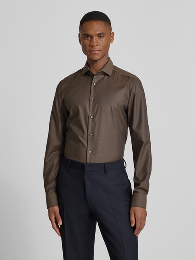 Männermodel trägt Slim Fit Businesshemd aus Baumwolle mit Kentkragen von OLYMP Level Five, Baumwoll-Elasthan-Mix, Knopfleiste, Ganzkörperansicht von vorne.