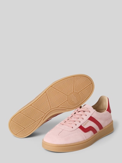 Produktfoto, Sneaker aus echtem Leder Modell 'Cuzima' von Gant, Damen Sneaker in Rosa mit roten Logo-Designs, profilierte Sohle, abgerundete Passform, Absatzhöhe 3 cm, Schafthöhe 8 cm, Schaftweite 7 cm, Gummi-Textur, Leder-Oberfläche