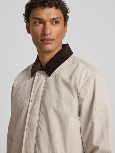 Männermodel trägt Regular Fit Jacke mit Cord-Kragen Modell 'LEIDON-ZIP_M' von BOSS Orange, Optik: Unifarben, Nahaufnahme Oberkörper.