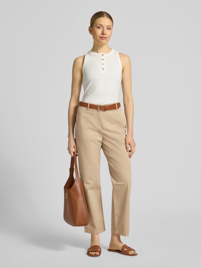 Frauenmodel trägt Slim Fit Chino aus bawełna-mix von Tommy Hilfiger, efekt: jednolity kolor, krój slim fit, szlufki na pasek, zapięcie na guzik i zamek błyskawiczny, wpuszczane kieszenie boczne, kieszenie z tyłu, mieszanka bawełny; Ganzkörperansicht von vorne
