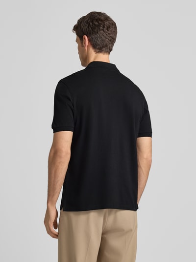 Männermodel trägt Poloshirt aus Baumwolle von MARC O’POLO DENIM in Schwarz, gerader Schnitt, Piqué, Rückenansicht, Ganzkörperansicht Rückansicht.
