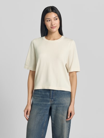 Frauenmodel trägt Boxy Fit Strickshirt aus Viskose-Mix Modell 'VMSILJE' von VERO MODA in Creme mit glatter Textur, Ganzkörperansicht von vorne.