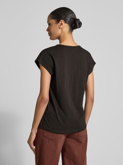 Frauenmodel trägt T-Shirt aus reiner Baumwolle von Scotch & Soda mit floralen Stickereien und taillierter Passform, Ganzkörperansicht Rückansicht.