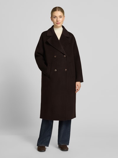 Frauenmodel trägt Relaxed Fit Mantel aus reiner Wolle mit 2-Knopfleiste von Milano Italy, kolor ciemnobrązowy, kołnierz z połami, wpuszczane kieszenie, długość tyłu w rozmiarze 36: 115 cm, szerokość ramion w rozmiarze 36: 45 cm, szerokość w klatce piersiowej w rozmiarze 36: 56 cm, długość rękawów w rozmiarze 36: 55 cm, prosty krój, gładka, ciepła faktura, Ganzkörperansicht von vorne.