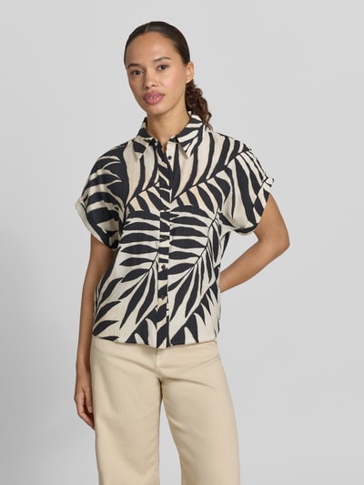 Frauenmodel trägt Damen Bluse aus Viskose-Mix mit Hemdblusenkragen Modell 'LIFE' von Mango, gemustert, Knopfleiste, Ganzkörperansicht von vorne, Rückenlänge bei Größe S 53 cm, Ärmellänge 15 cm.