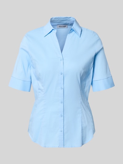 Produktfoto, Hemdbluse im Halbarm-Design von More & More in Hellblau, taillierte Passform, Hemdblusenkragen, durchgehende Knopfleiste, elastischer Baumwoll-Mix, Rückenlänge bei Größe 36: 65 cm, Ärmellänge: 28 cm, glatte Textur, klare Linien.