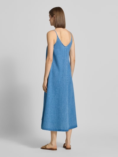 Frauenmodel trägt Relaxed Fit Jeanskleid aus reiner Baumwolle von Marc O'Polo Denim in Denim-Optik, Midi-Länge, Spaghettiträger, Ganzkörperansicht Rückansicht.
