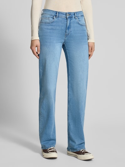 Frauenmodel trägt Straight Jeans mit mittelhohem Bund in hellblauer Waschung von REVIEW, Baumwoll-Elasthan-Mix, Nahaufnahme Unterkörper.