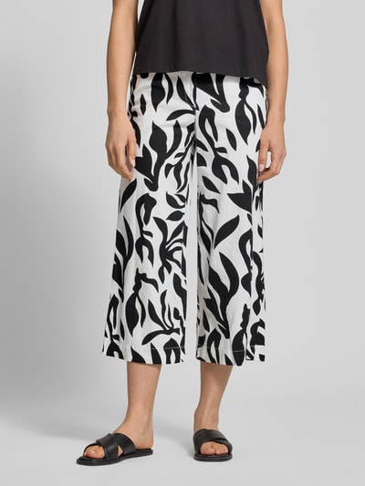 Frauenmodel trägt Culotte aus Leinen-Baumwoll-Mix mit Gürtel von Christian Berg Woman, Allover-Look, Wide Leg, Nahaufnahme Unterkörper.