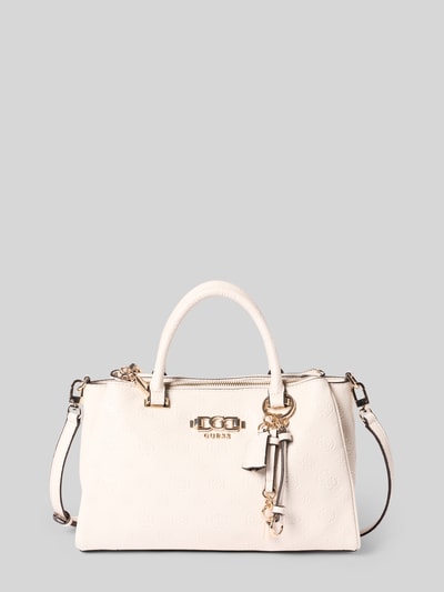 Produktfoto, Handtasche mit Allover-Logo-Prägung Modell 'Anise' von Guess, kremowy kolor, fakturowana powierzchnia, złote detale, szerokość w rozmiarze 1: 31 cm, długość: 19 cm, głębokość: 12 cm, długość paska: 116 cm, podzielona komora główna z zapięciem na magnes
