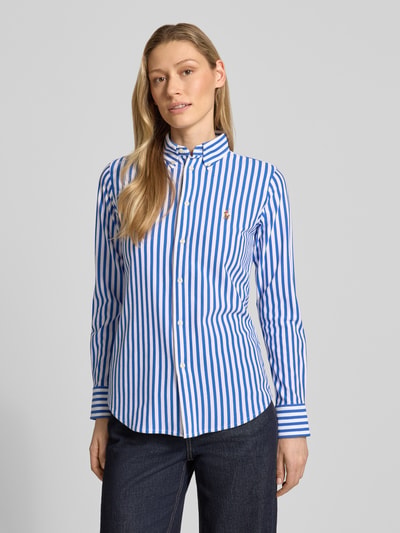 Vrouwenmodel draagt 'Hemdbluse mit Knopfleiste' van Polo Ralph Lauren, blauw-wit gestreept, katoenen regular fit, button-down kraag, label-stitching, ruglengte 67 cm, mouwlengte 62 cm, frontale volledige lichaamsopname.