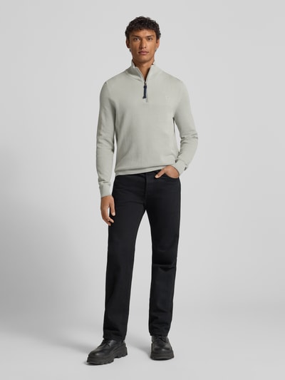 Männermodel trägt Strickpullover mit Troyer-Kragen von Lerros, Reine Baumwolle, Regular-Fit, gerippte Abschlüsse, Label-Stitching, Ganzkörperansicht von vorne.