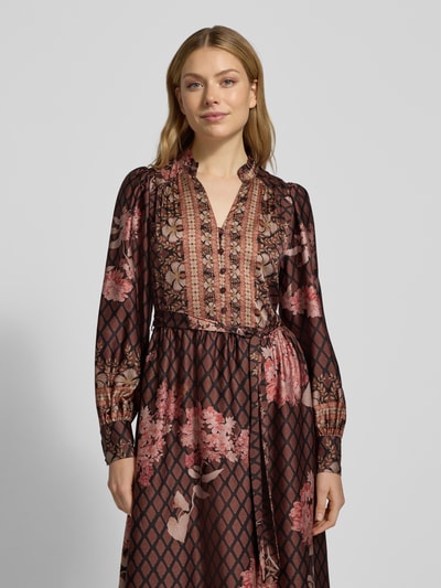 Frauenmodel trägt Maxikleid aus Satin mit Bindegürtel von Neo Noir, floraler Print, A-Linie, V-Ausschnitt, Knopfleiste, Nahaufnahme Oberkörper.