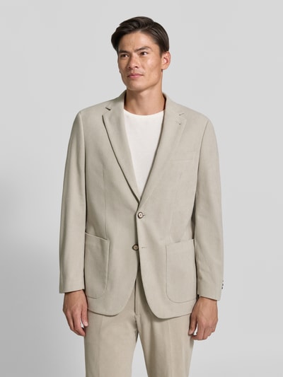 Männermodel trägt Regular Fit Sakko in Cord-Optik Modell 'Glenny' von Christian Berg Men in Beige mit Reverskragen und aufgesetzten Taschen, Nahaufnahme Oberkörper.