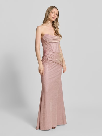 Frauenmodel trägt Maxikleid im Off-Shoulder-Look mit Drapierungen von Unique, schimmernd, taillierter Schnitt, Ganzkörperansicht von vorne. Rückenlänge bei Größe 36: 137 cm, Brustweite bei Größe 36: 32 cm.