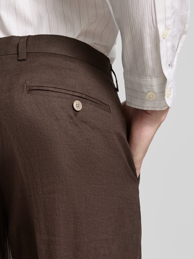 Männermodel trägt Leinenhose mit Gesäßtaschen von Christian Berg Men in Braun, Reines Leinen, Regular-Fit, Detailaufnahme Gesäß.