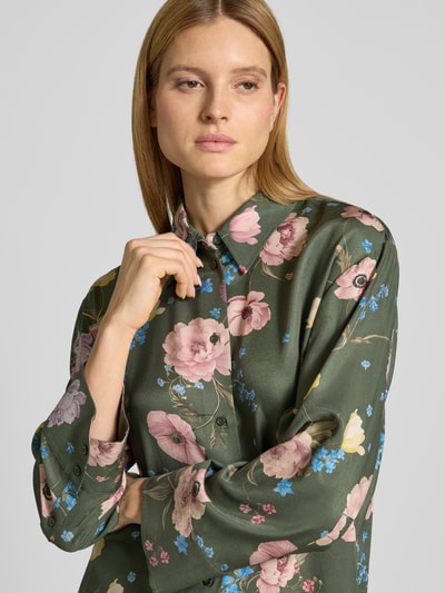 Vrouwenmodel draagt Regular Fit Bluse aus Viskose im Allover-Look von Oui in groen met bloemen, zuiver viscose, knoopsluiting, overhemdkraag, Nahaufnahme bovenlichaam.