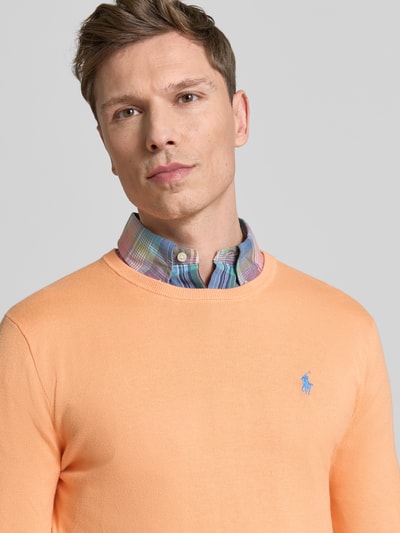 Männermodel trägt Slim Fit Pullover aus reiner Baumwolle von Polo Ralph Lauren, Optik: Unifarben, Logo-Stitching, Nahaufnahme Oberkörper.