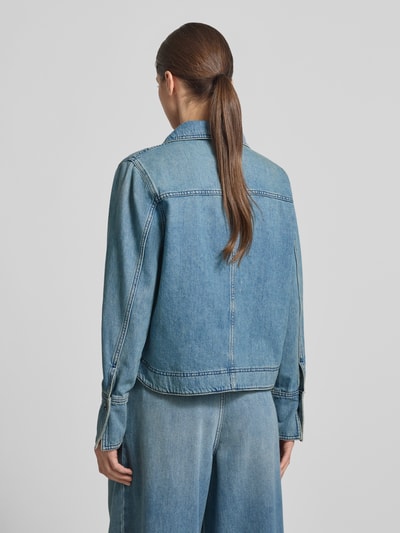 Frauenmodel trägt Regular Fit Jeansbluse im Used-Look Modell 'TOP TAVY' von Bash aus bawełna, kołnierzyk koszulowy, listwa guzikowa, długość tyłu 55 cm, długość rękawów 62 cm, efekt znoszenia, widok całej sylwetki z tyłu