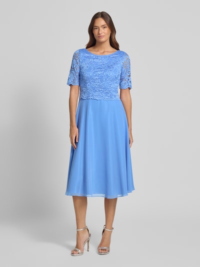Vrouwenmodel draagt knielange Cocktailjurk met kant en ronde hals van Vera Mont, chiffon, a-lijn, dames, voorkant totaalbeeld
