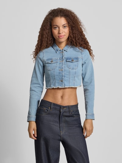 Vrouwenmodel draagt Slim Fit jeansjack van katoenmix model 'Wonder' van Only in denimlook, lichtblauw, met franjes en borstzakken, kort, knoopsluiting, lange mouw, vooraanzicht bovenlichaam.