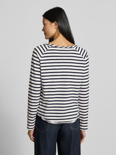 Frauenmodel trägt Longsleeve aus reiner Baumwolle von s.Oliver in Weiß mit dunkelblauen Streifen, Regular Fit, Rückansicht, Ganzkörperansicht.