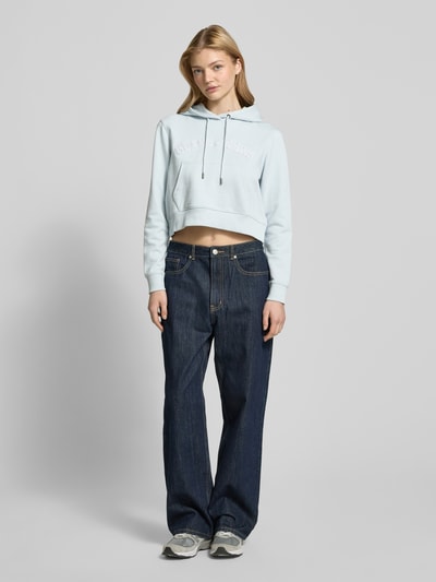 Guess Jeans Cropped Hoodie mit Label-Badges Hellblau 1