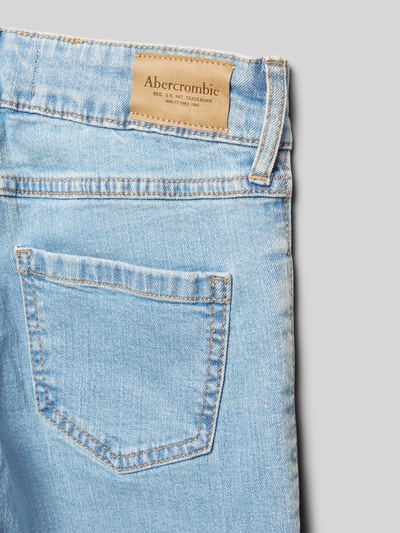 Produktfoto, Wide Fit High Waist Jeans aus Baumwoll-Mix von Abercrombie&Fitch in Hellblau mit Label-Patch, 5-Pocket-Design, Detailaufnahme