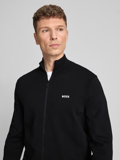 Männermodel trägt Regular Fit Sweatjacke aus reiner Baumwolle Modell 'KN_EVER-X FZ' von BOSS Green, Optik: Unifarben, Nahaufnahme Oberkörper.