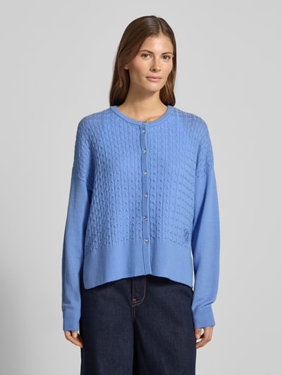 Frauenmodel trägt Strickjacke mit Knopfleiste von Liu Jo White in Hellblau, Baumwoll-Mix, gerippte Abschlüsse, ganzkörperansicht von vorne.