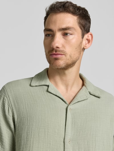 Männermodel trägt Relaxed Fit Freizeithemd mit Strukturmuster von Lindbergh aus reiner Baumwolle, Reverskragen, mintgrün, Nahaufnahme Oberkörper