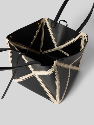 Produktfoto, Tote Bag mit Flecht-Detail von Nanushka in Schwarz mit beigen Flecht-Details, Hauptfach mit Laschenverschluss, schmale Schulterhenkel, herausnehmbare Innentasche mit Reißverschluss, Logo-Detail, Maße Größe 1: Breite 27 cm, Länge 26 cm, Tiefe 27 cm, eckige Form, glatte Textur.