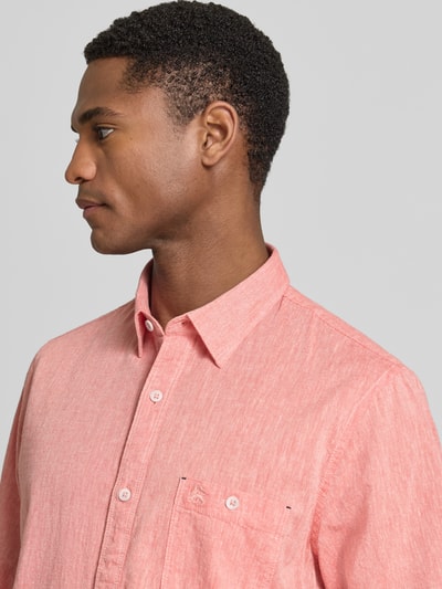 Männermodel trägt Regular Fit T-Shirt aus Baumwoll-Mix von Lerros in Rosa mit Label-Detail, Nahaufnahme Oberkörper, Kontext: Herren T-Shirt, Rundhalsausschnitt, Rückenlänge 68 cm, Schulterbreite 43 cm, Ärmellänge 22 cm.