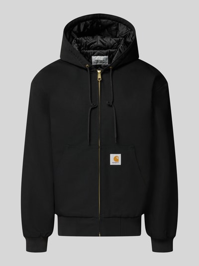Produktfoto, schwarze Jacke mit Label-Patch und Känguru-Tasche von Carhartt Work In Progress, Baumwolle, Kapuze, Reißverschluss, gerippte Abschlüsse