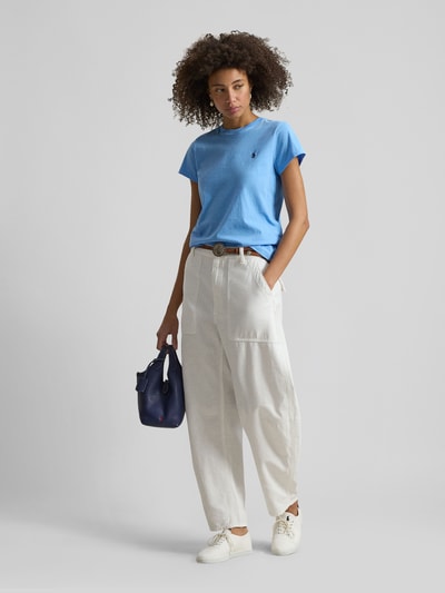Modelka nosi T-Shirt mit Label-Stitching od Polo Ralph Lauren, bawełna, krój regular fit, jasnoniebieski, z przodu haft, widok całej sylwetki z przodu.