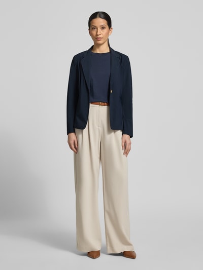 Modelka nosi Slim Fit Blazer mit Knopfverschluss von WHITE LABEL, mieszanka materiałów z dodatkiem streczu, krój slim fit, kołnierz z połami, zapięcie na guzik, wpuszczane kieszenie, długość tyłu w rozmiarze 36: 61 cm, szerokość w rozmiarze 36: 50 cm, długość rękawów w rozmiarze 36: 61 cm, granatowy, prosty fason, miękka faktura, cała sylwetka z przodu.