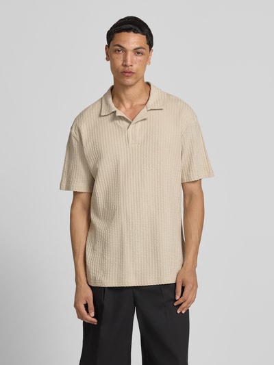 Männermodel trägt Relaxed Fit Poloshirt aus reiner Baumwolle Modell 'AUSTIN' von Only & Sons, Optik: Unifarben, Muster: Gestreift, Kragenform: Resertkragen, Ausschnitt: V-Ausschnitt, Ärmelform: Kurzarm, Materialverarbeitung: Seersucker, Ganzkörperansicht von vorne.