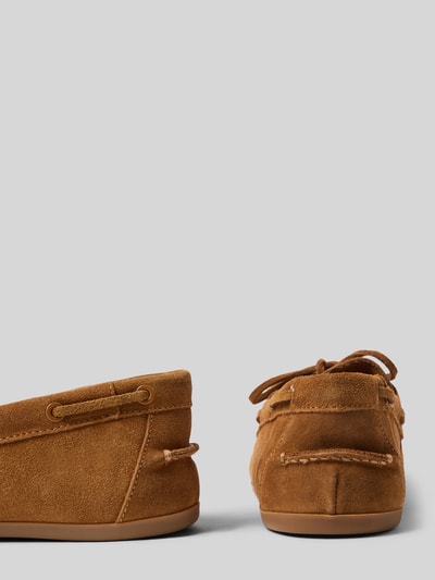 Produktfoto, Loafer aus echtem Leder mit Zierschleife von INUOVO, braunes Glattleder, abgerundete Passform, glatte Sohle, Absatzhöhe 1 cm, Schafthöhe 6 cm, Schaftweite 11 cm, Rückansicht, helle Studio-Beleuchtung.