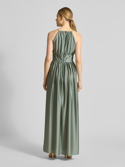 Frauenmodel trägt Abendkleid mit rückseitigem Schlüsselloch-Ausschnitt von Swing aus grünem Satin, taillierter Maxikleid-Schnitt, Ganzkörperansicht Rückansicht.