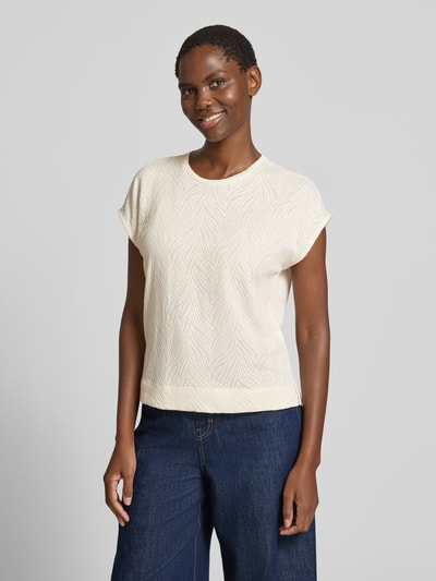 Frauenmodel trägt T-Shirt mit Strukturmuster und Rundhalsausschnitt von Christian Berg Woman aus Baumwoll-Mix, Regular-Fit, helle Farbe, Rückenlänge bei Größe S 55 cm, Ganzkörperansicht von vorne.
