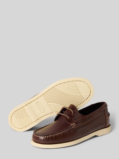 Produktfoto, Bootsschuhe aus Rindsleder mit Schnürung Modell 'Yardport' von Gant in Braun, abgerundete Form, strukturierte Sohle, Absatzhöhe 2 cm, Schafthöhe 7 cm, Schaftweite 5 cm, glatte Textur, beige Sohlendetails.