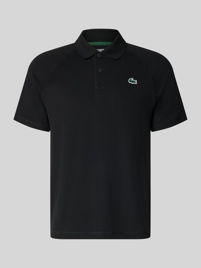 Produktfoto, schwarzes Regular Fit Sport-T-Shirt mit Polokragen von Lacoste Sport, glatte Oberfläche, dezentes Logo auf der Brust.