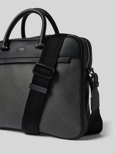Produktfoto, Laptoptasche mit Monogramm Muster Modell 'RAY_MN_S' von BOSS in Unifarben Optik:Allover-Muster, Kunstleder, Reißverschluss, Label-Stitching, Label-Prägung, Tragehenkel, abnehmbarer Schulterriemen, Seitentasche, Hauptfach, Reißverschlussfach, Laptopfach, Organizerfach, strukturierte Oberfläche