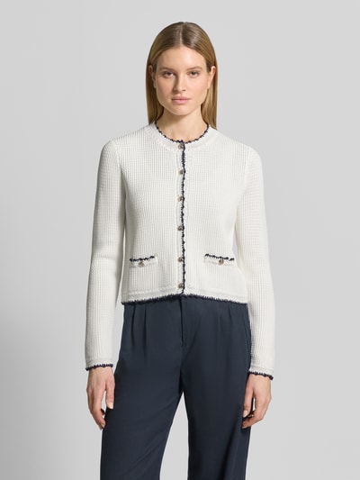Vrouwenmodel draagt Strickjacke aus Viskose-Mix Modell 'Kumma' van JOOP!, viscosemix, regular fit, contrasterende stiksels, ronde hals, knopenlijst, lengte rug 50 cm, mouwlengte 66 cm, voorkant totaalbeeld.