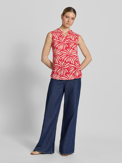 Frauenmodel trägt Regular Fit Blusentop aus Viskose Modell 'Iv44anka' von ZABAIONE, rot mit weißem Allover-Look, V-Ausschnitt, Ganzkörperansicht von vorne.