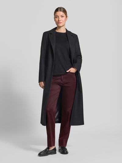 Vrouwenmodel draagt Super Slim Fit smalle broek uit mix van katoen en lyocell model 'LORELLA' van Raphaela By Brax in bordeaux, Dames smalle broek, Ganzkörperansicht von vorne.