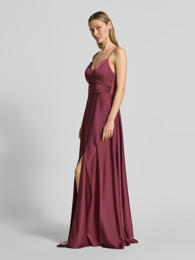 Modelka nosi Abendkleid mit Spaghettiträgern und V-Ausschnitt von Laona, satyna, krój taliowany, długość maxi, fałdy, długość tyłu w rozmiarze 36: 155 cm, szerokość w rozmiarze 36: 39 cm, widok całej sylwetki z przodu.