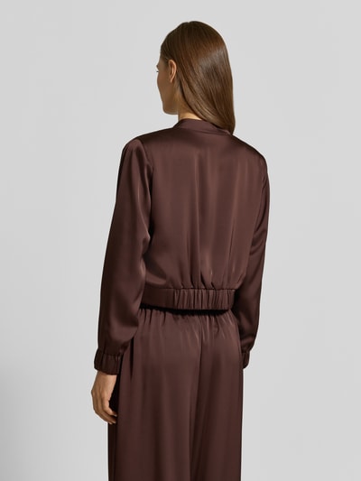 Frauenmodel trägt Cropped Kurzblazer ohne Verschluss von Vera Mont in Dunkelbraun, glatte Textur, Ganzkörperansicht Rückansicht. Damen Kurzblazer von VM by Vera Mont.